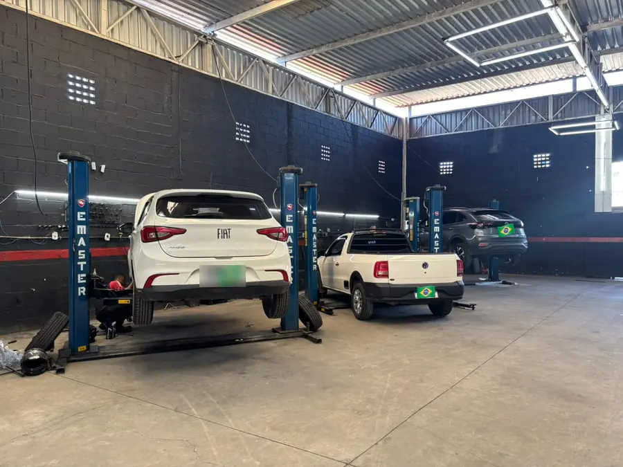 Carros nos elevadores da oficina Monobloco em Campo Grande