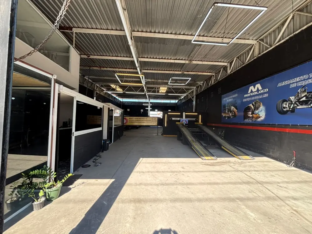 Vista geral do galpão da oficina Monobloco com a bancada ao fundo