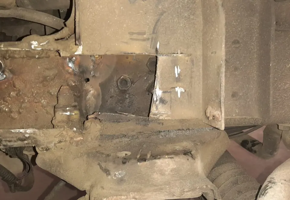 Reparo de longarina com chapa soldada na parte de baixo do carro