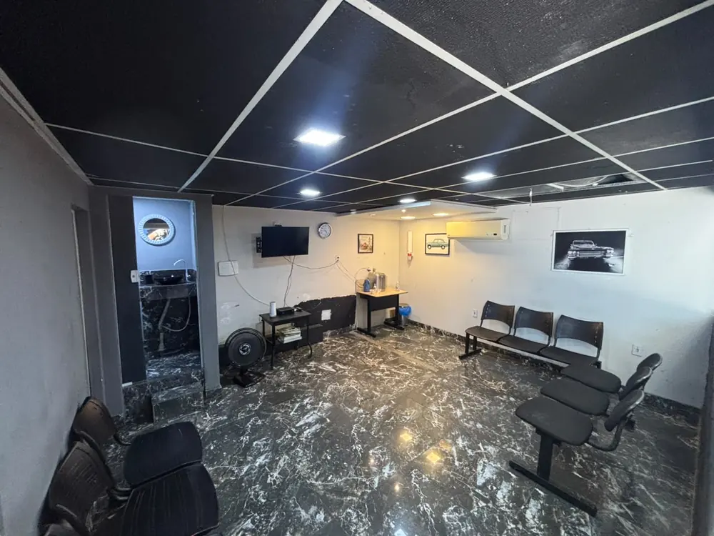 Sala de espera da Monobloco com cadeiras e televisão